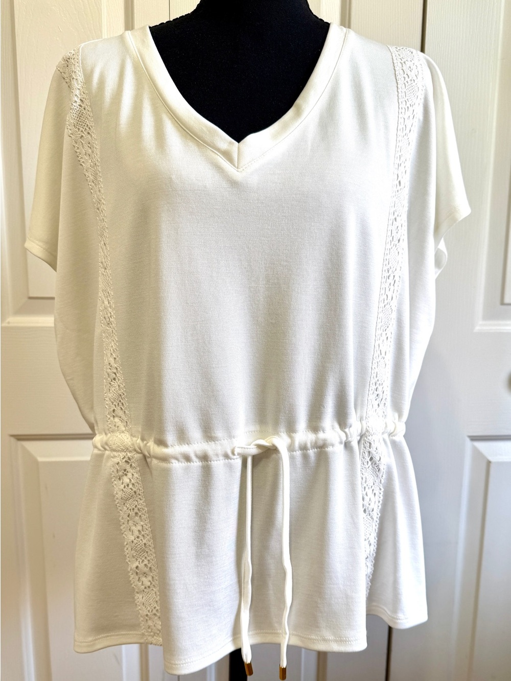 Cable & Gauge White V-Neck Drawstring Waist Blouse